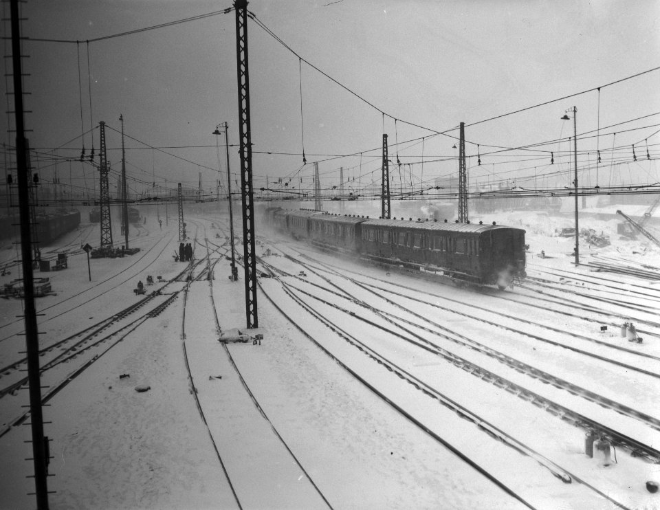Sneeuwmisere op het Centraal station te Amsterdam, Bestanddeelnr 909-3632