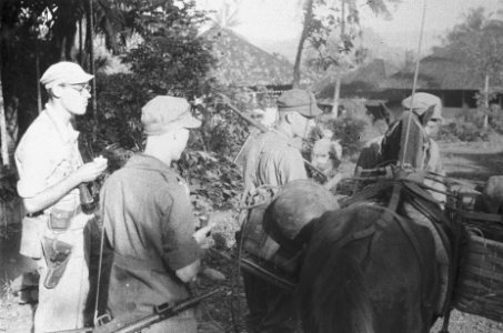 Soemedang Zuiveringsacties van 3-4 RI De patrouille op weg Een paard draagt , Bestanddeelnr 495-3-2