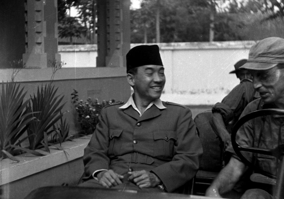 Soekarna met luitenant Vosveld in een jeep na zijn arrestatie, Bestanddeelnr 5196
