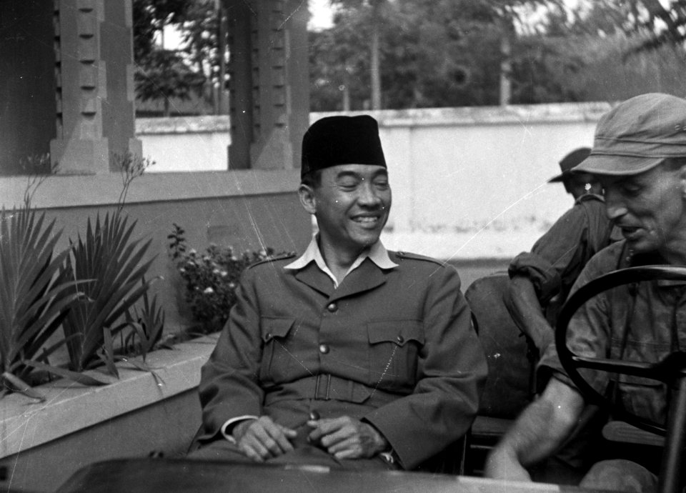 Soekarna met luitenant Vosveld in een jeep na zijn arrestatie, Bestanddeelnr 5197