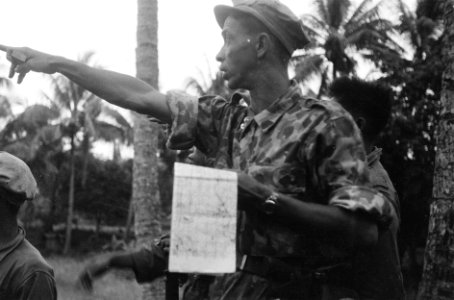 Soemedang. Kapitein J.H.W. Nix van het 1ste eskadron Gevechtswagen tijdens een p, Bestanddeelnr 3855
