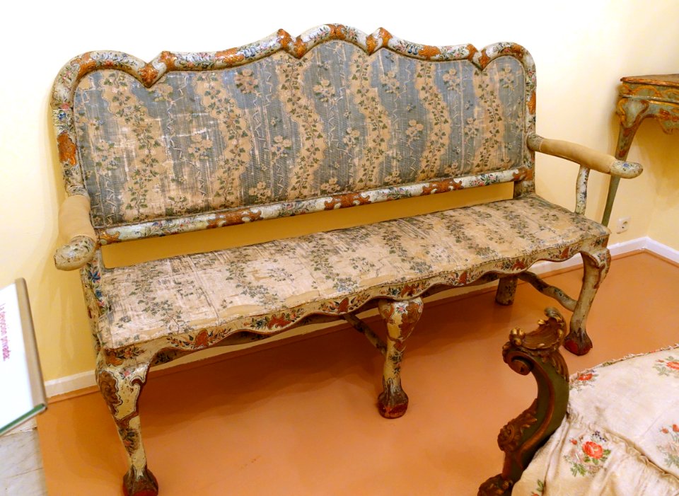 Sofa, Levante, Spain, 1779, pine with silk textile - Museo Nacional de Artes Decorativas - Madrid, Spain - DSC08294