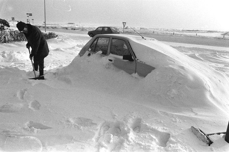 Sneeuwoverlast op Ameland auto onder sneeuw bij Nes, Bestanddeelnr 933-8605