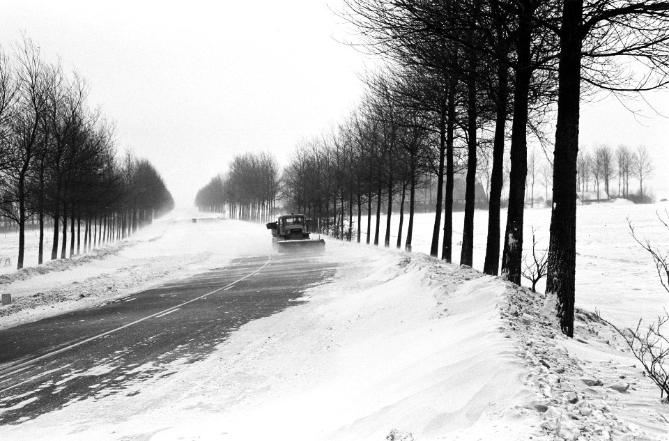 Sneeuwoverlast, de weg Alkmaar-Afsluitdijk bij Winkel, Bestanddeelnr 914-6748