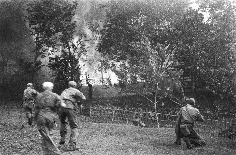 Soemedang Zuiveringsacties van 3-4 R.I. Een kampong brandt. Vuurgevecht, Bestanddeelnr 496-1-2