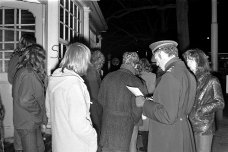 Soc Jeugd schenkt koffie in voor afbraak liggend Noord Hollands koffiehuis Amst, Bestanddeelnr 925-2744
