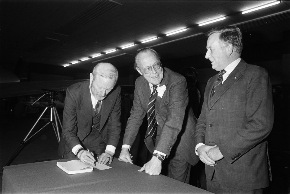 Soesterberg, Prins Bernhard neemt 1e exemplaar van boek Luchtgevaar in ontvang, Bestanddeelnr 932-9084
