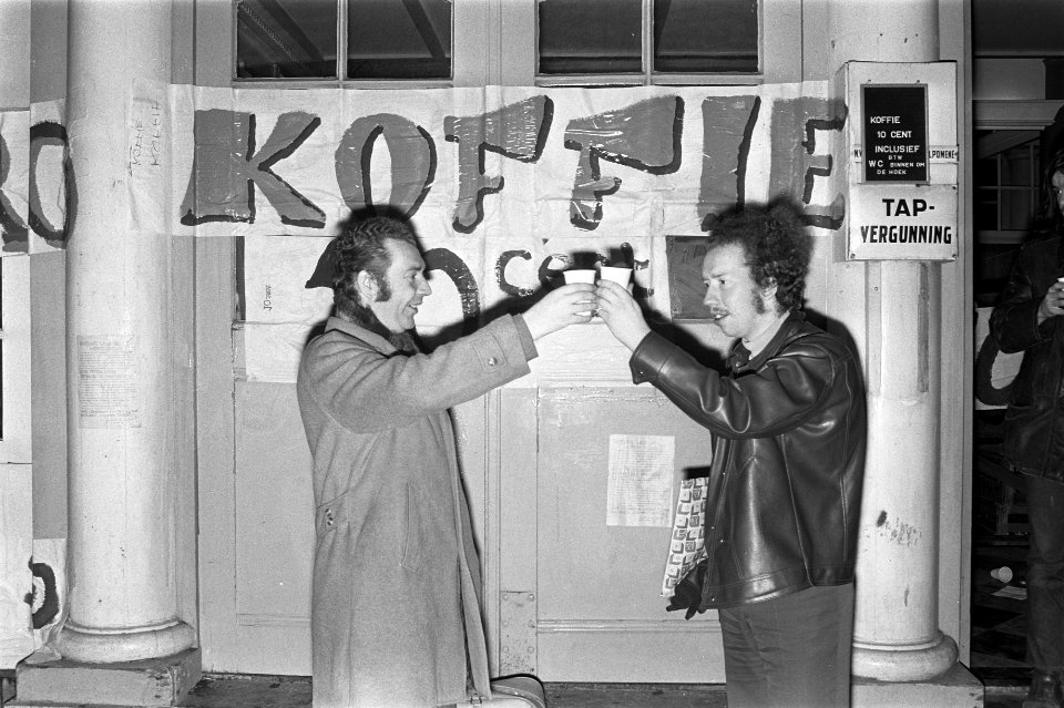 Soc Jeugd schenkt koffie in voor afbraak liggend Noord Hollands koffiehuis Amst, Bestanddeelnr 925-2742