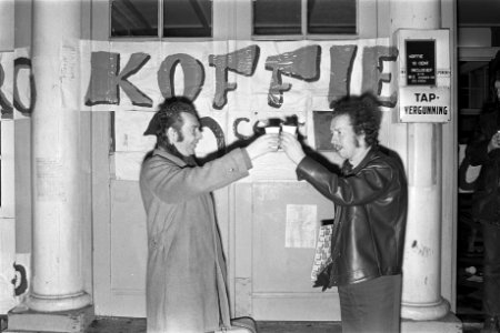 Soc Jeugd schenkt koffie in voor afbraak liggend Noord Hollands koffiehuis Amst, Bestanddeelnr 925-2742