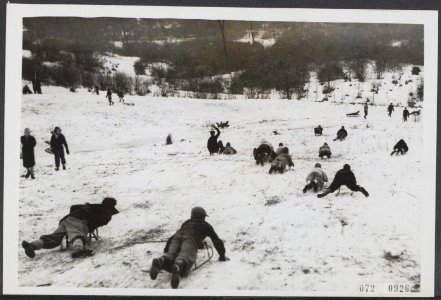 Sneeuw en vorst over Nederland. In de omgeving van Haarlem zocht de jeugd voora…, Bestanddeelnr 072-0926