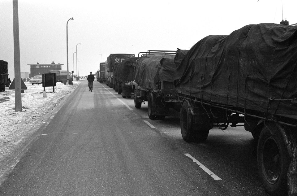 Sneeuwoverlast, vrachtwagens wachten voor de gesloten Afsluitdijk, Bestanddeelnr 914-6749