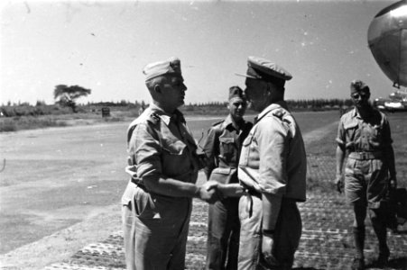 Soerabaja A-divisie generaal Kruls schudt de hand van generaal-majoor der …, Bestanddeelnr 5005