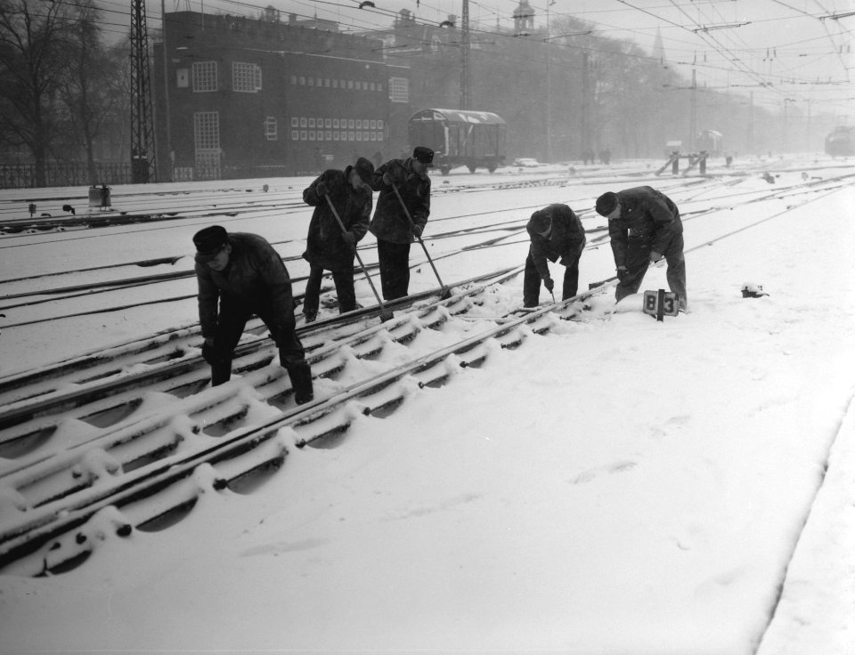Sneeuwmisere op het Centraal station te Amsterdam, Bestanddeelnr 909-3634