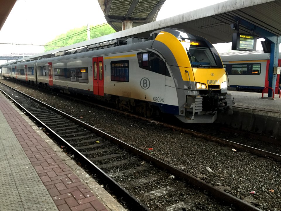 SNCB AM08 en gare de Charleroi-Sud