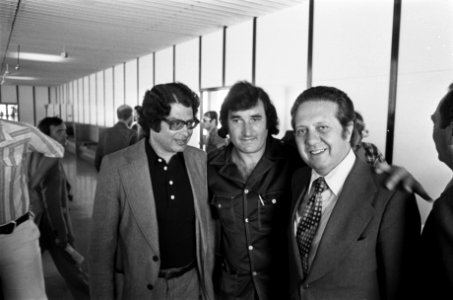 Soares (r) verwelkomd door de PvdA-fractievoorzitter Ed van Thijn en Harry van …, Bestanddeelnr 928-0755