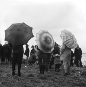 Sneekweek 1962, regen en wind, zeilliefhebbers gewapend m paraplu, Bestanddeelnr 914-2305