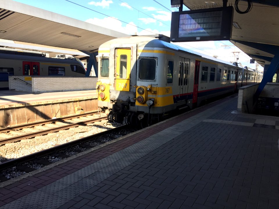 SNCB NMBS Classical EMU en gare de Charleroi-Sud