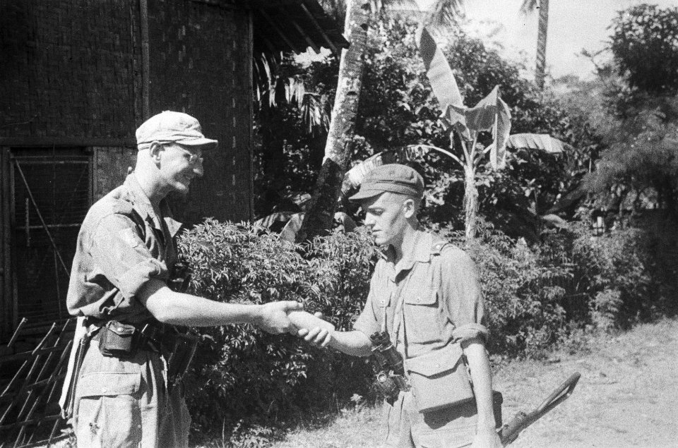 Soemedang Zuiveringsacties van 3-4 RI Een militair overhandigt iets aan een a, Bestanddeelnr 495-3-5
