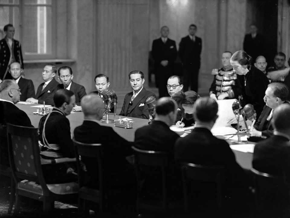 Soevereiniteitsoverdracht Indonesië. Koningin Juliana tekent de akte, Bestanddeelnr 934-5295