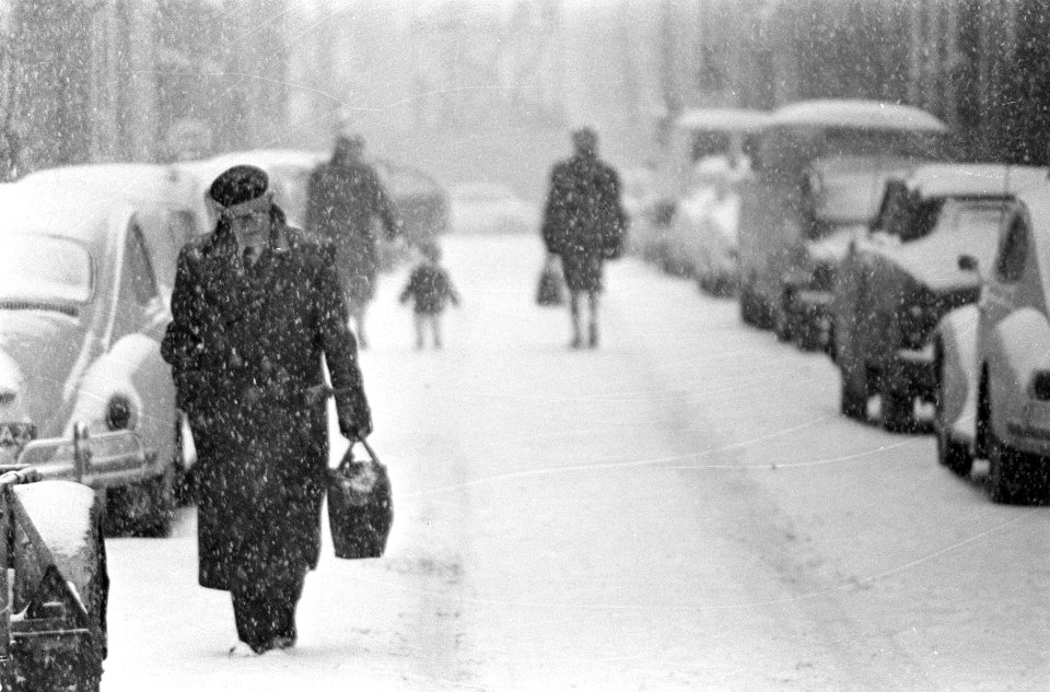 Sneeuw, boodschappen doen in Amsterdam in de sneeuwstorm, Bestanddeelnr 918-7753