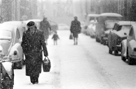 Sneeuw, boodschappen doen in Amsterdam in de sneeuwstorm, Bestanddeelnr 918-7753