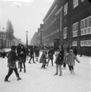 Sneeuw in Amsterdam Kinderen spelen in de sneeuw, Bestanddeelnr 913-4755