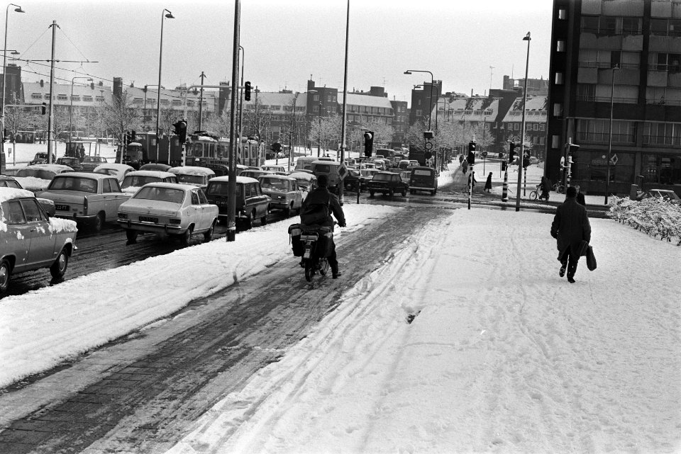 Sneeuw in Amsterdam. Bromfietser in sneeuw, Bestanddeelnr 923-3149