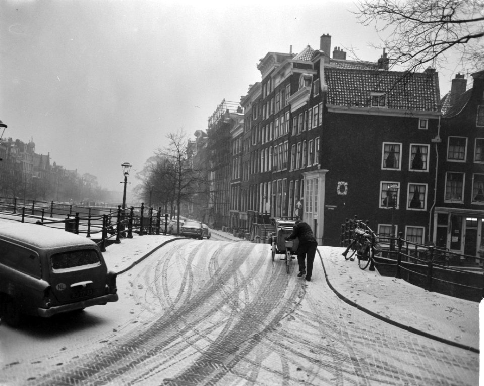 Sneeuw in Amsterdam, de Reguliersgracht in wintertooi, Bestanddeelnr 915-9404