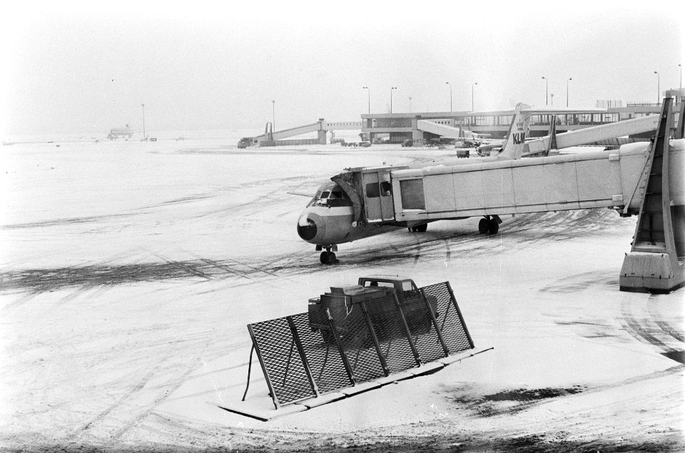 Sneeuw op luchthaven Schiphol, Bestanddeelnr 930-0910