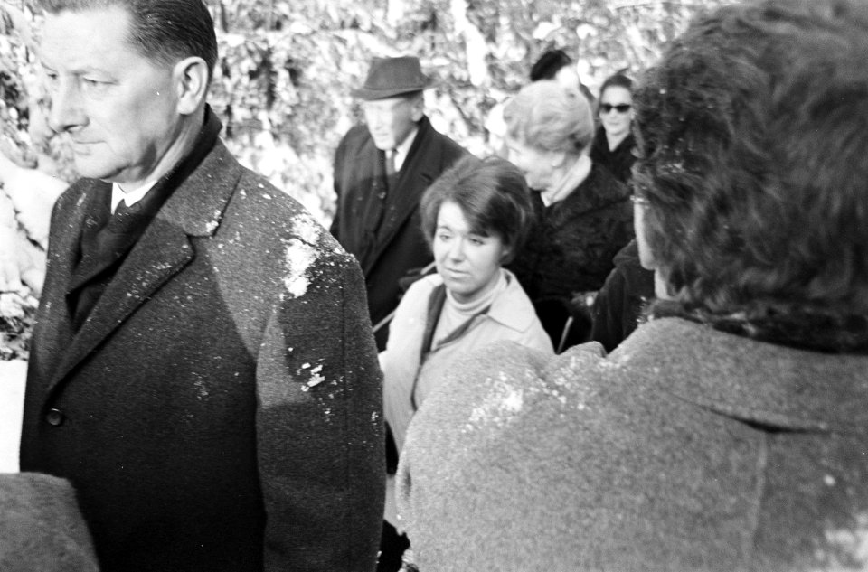 Sneeuwpret rondom Soestdijk, prinses Christina tussen de gasten, Bestanddeelnr 919-9550