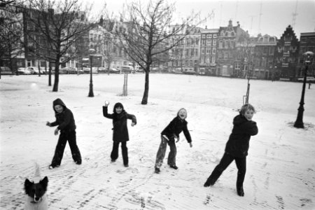 Sneeuwpret op het Amstelveld in Amsterdam, Bestanddeelnr 928-9425