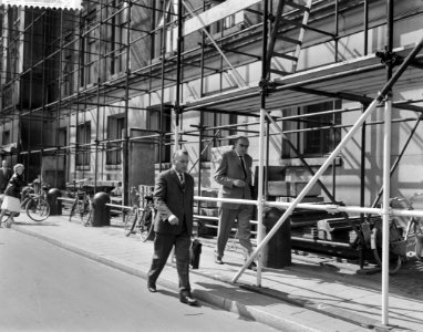 Socratesproces in Amsterdams gerechtsgebouw Mr Kokosky (met tas) bij Socrates, Bestanddeelnr 912-6223