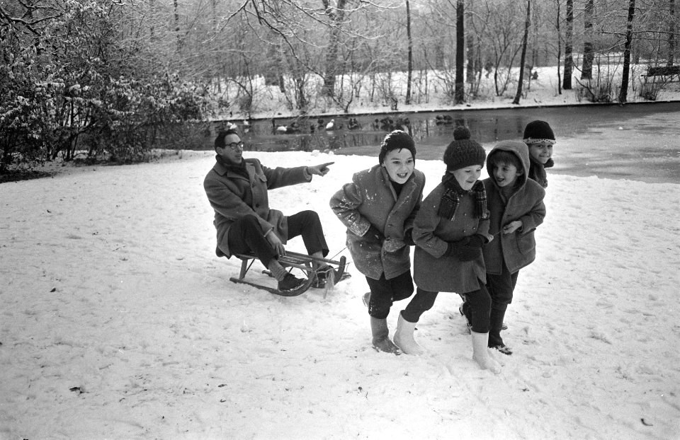 Sneeuwpret in Vondelpark vader laat zich op slee voorttrekken door kinderen, Bestanddeelnr 921-9755
