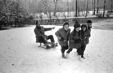 Sneeuwpret in Vondelpark vader laat zich op slee voorttrekken door kinderen, Bestanddeelnr 921-9755
