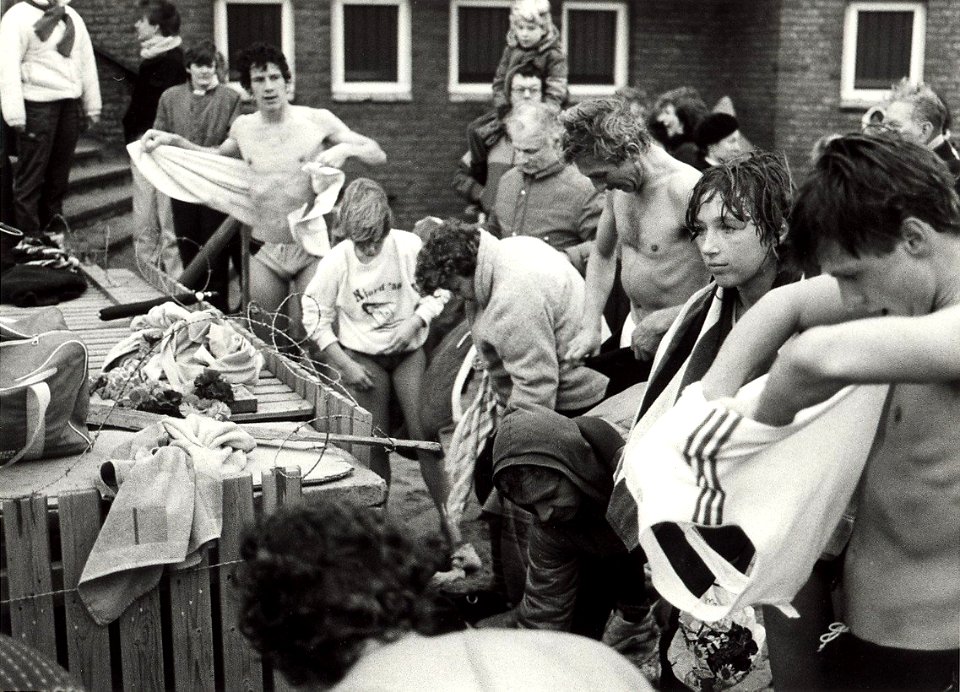 Snel aankleden na de traditionele duik op nieuwjaarsdag in de Noordzee. Geschonken in 1986 door United Photos de Boer bv. Identificatienummer 54-005751