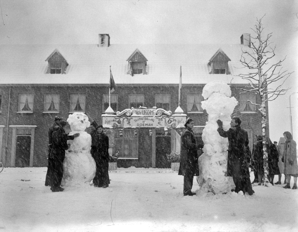Sneeuwpoppen voor het huis van Bertha Hertogh, Bestanddeelnr 904-3498