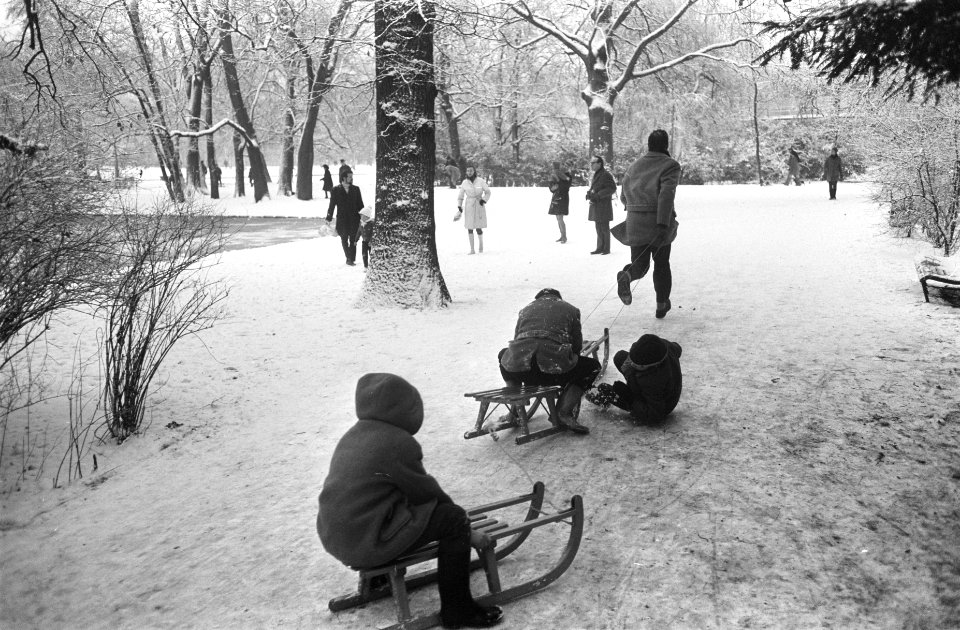 Sneeuwpret in Vondelpark sleetje rijden, Bestanddeelnr 921-9756