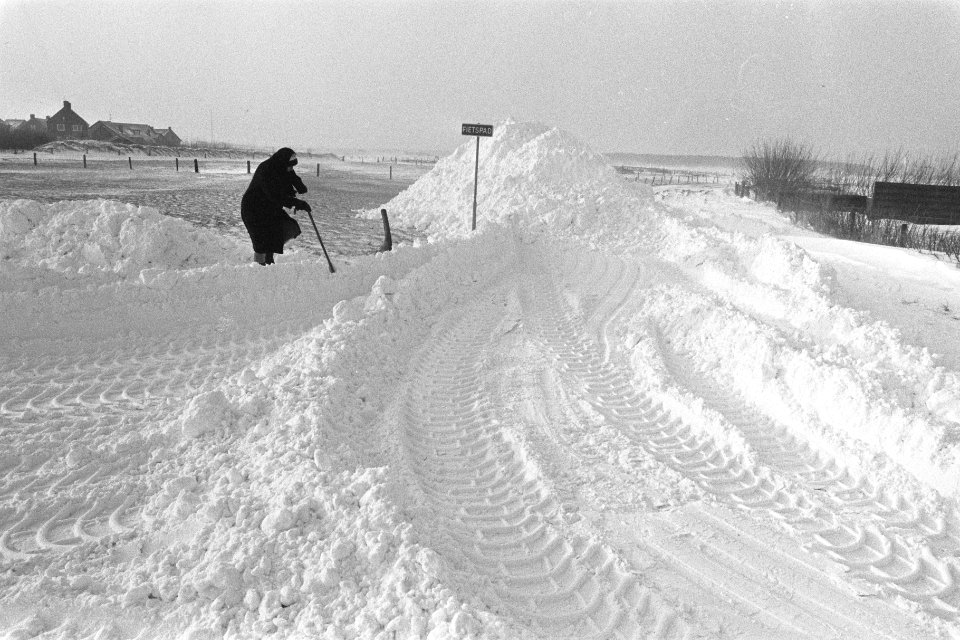Sneeuwoverlast op Ameland sneeuwruimen in Ballum, Bestanddeelnr 933-8607