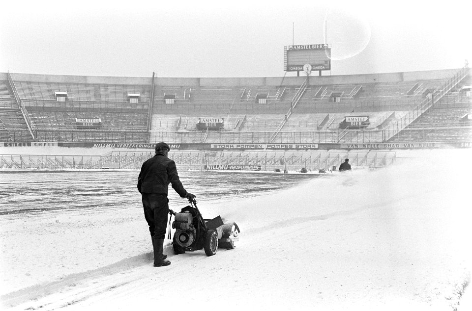 Sneeuwruimen in Olympisch Stadion veld is grotendeels schoon, Bestanddeelnr 922-0933