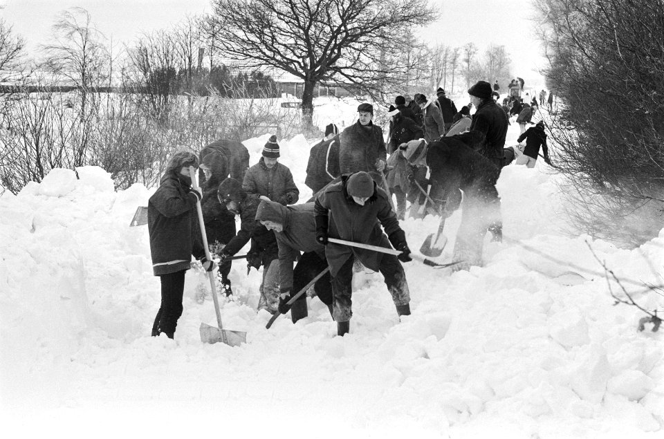 Sneeuwvrij maken wegen en boederijen uit hun isolement halen in de noordelijke p, Bestanddeelnr 930-1250