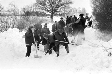 Sneeuwvrij maken wegen en boederijen uit hun isolement halen in de noordelijke p, Bestanddeelnr 930-1250