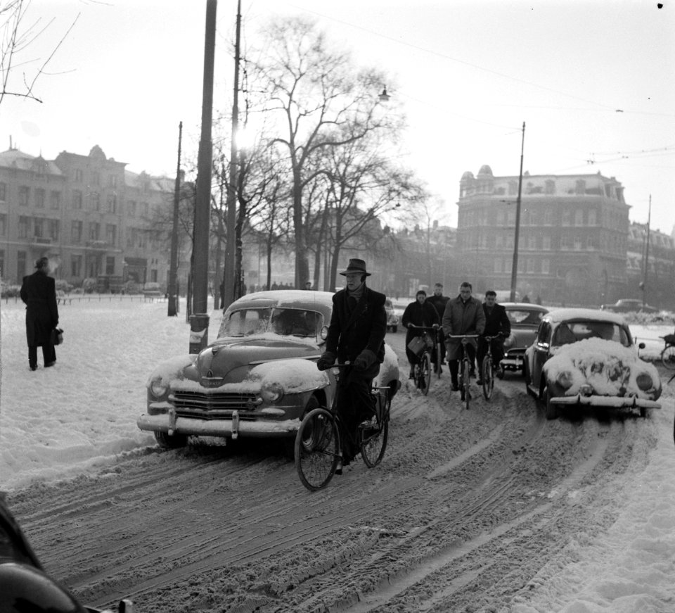 Sneeuwverkeer op Frederiksplein Amsterdam, Bestanddeelnr 907-5913