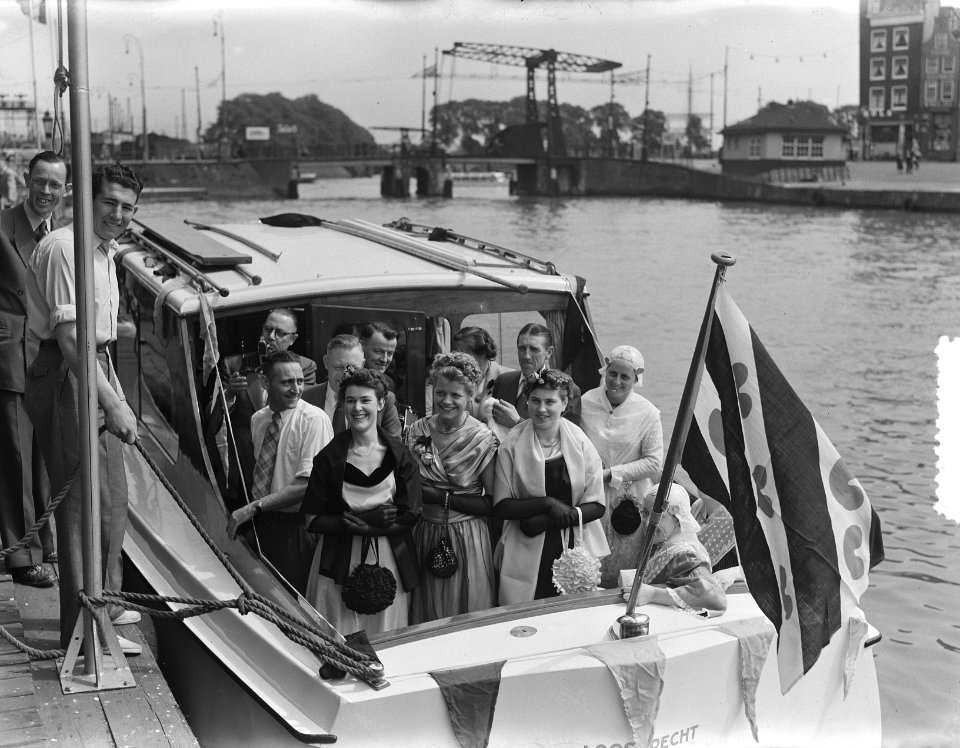 Sneker Zeilkoningin op tentoonstelling Zon en Water aankomst Amsterdam, Bestanddeelnr 905-7220