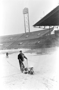 Sneeuwruimen in Olympisch Stadion met een kleine sneeuwblazer aan het werk, Bestanddeelnr 922-0928