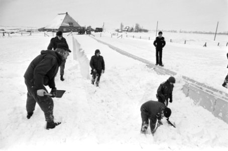 Sneeuwruimen door militairen in de omgeving van Leeuwarden, Bestanddeelnr 930-1267