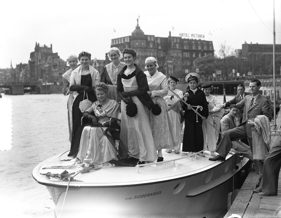 Sneker Zeilkoningin op tentoonstelling Zon en Water aankomst Amsterdam, Bestanddeelnr 905-7221