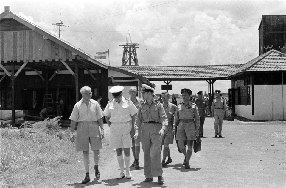 Soerabaja Dr. C.P.M. Romme en zijn reisgezelschap op de marinebasis met naast zi, Bestanddeelnr 139-6-4