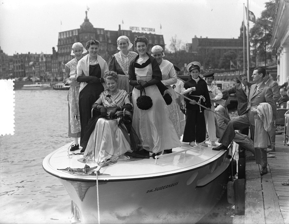 Sneker Zeilkoningin op tentoonstelling Zon en Water aankomst Amsterdam, Bestanddeelnr 905-7222