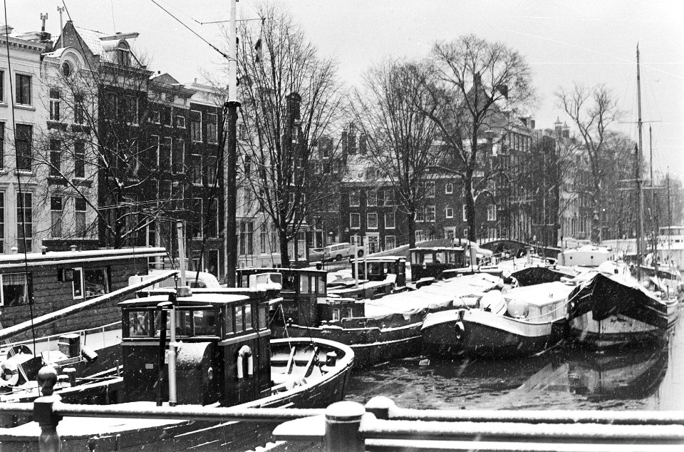 Sneeuw in Amsterdam nr. 26 Meyere Brug , nr. 27 de Amstel, Bestanddeelnr 924-1321