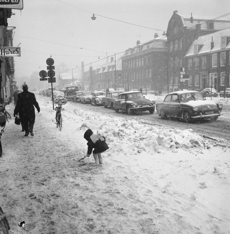 Sneeuw, klein jongentje aan het sneeuw ruimen, Bestanddeelnr 914-6787